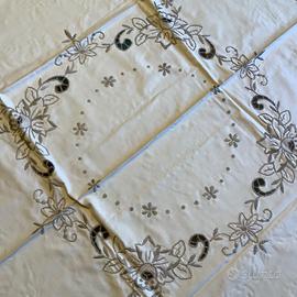 Tovaglia da tè’ vintage ricamata Made in Italy