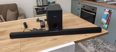 soundbar nera e subwoofer