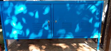 Mobiletto basso blu in metallo con chiave