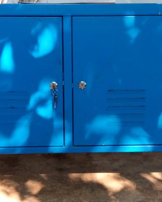 Mobiletto basso blu in metallo con chiave