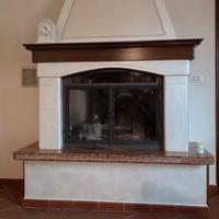 Camino chiuso in marmo rosso e legno di noce