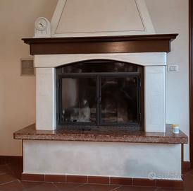 Camino chiuso in marmo rosso e legno di noce