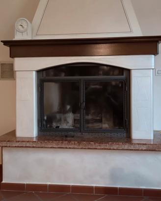 Camino chiuso in marmo rosso e legno di noce