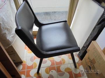 3 sedie poltroncine pelle nere permuto