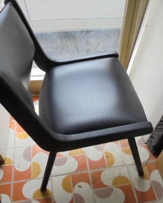 3 sedie poltroncine pelle nere permuto