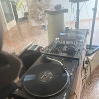 Consolle: giradischi Technis + mixer Allen Heath