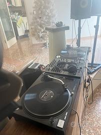 Consolle: giradischi Technis + mixer Allen Heath