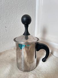 Addio cappuccini tristi! Montalatte a stantuffo