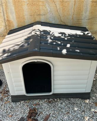 Cuccia per cane da esterno in plastica