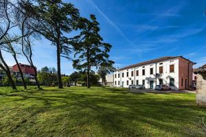 INTERO STABILE IN STILE LIBERTY COMPOSTO DA QUATTR