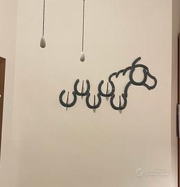 Appendiabiti con ferri di cavallo