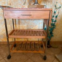 Carrello portabottiglie con cassetto