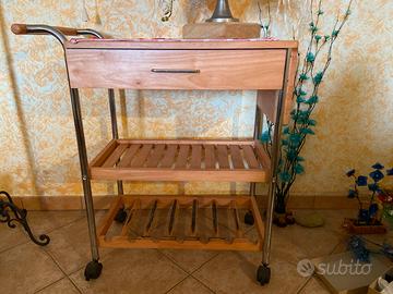 Carrello portabottiglie con cassetto