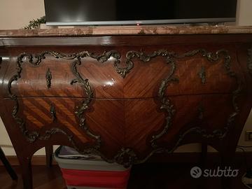 Cassapanca in legno con motivi decorativi