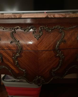 Cassapanca in legno con motivi decorativi