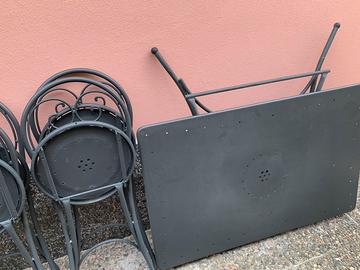 Sedie e tavolo da giardino