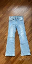 Jeans a zampa con vita bassa