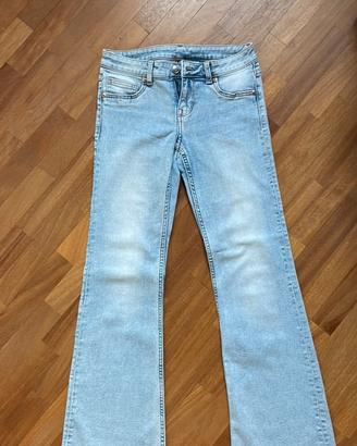 Jeans a zampa con vita bassa