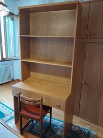 scrivania con scaffale e sedia