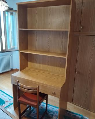 scrivania con scaffale e sedia