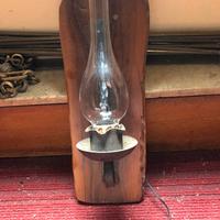 Luce legno e ferro battuto