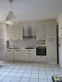 Cucina lineare con elettrodomestici