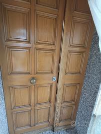 Porta di ingresso in legno massiccio già smontata