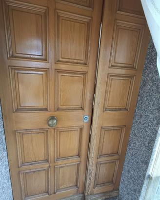 Porta di ingresso in legno massiccio già smontata