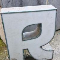 Lettera insegna luminosa