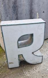 Lettera insegna luminosa