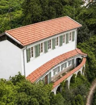 Villa di 210 m² con più di 5 locali e box auto a A