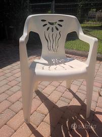 Sedie bianche monoblocco da esterni e/o giardino