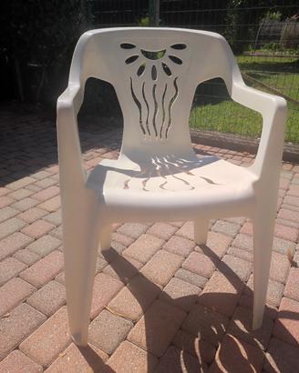 Sedie bianche monoblocco da esterni e/o giardino