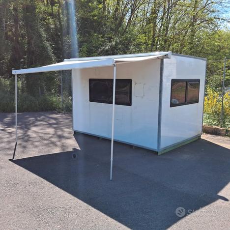 Box coibentato prefabbricato con tenda da sole