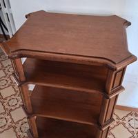 Carrello in legno con ripiani e ruote