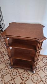 Carrello in legno con ripiani e ruote