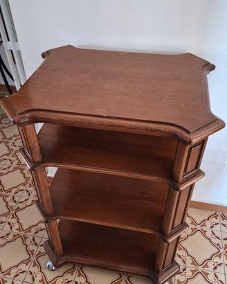 Carrello in legno con ripiani e ruote