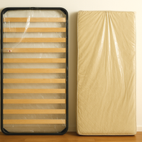 Rete singola con doghe in legno e materasso