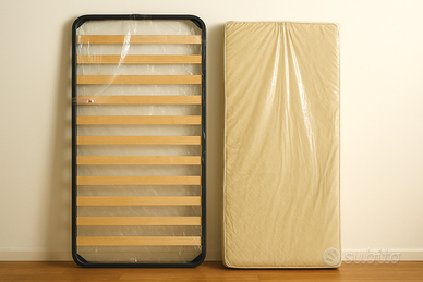 Rete singola con doghe in legno e materasso