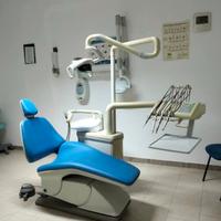 Studio odontoiatrico con attrezzatura