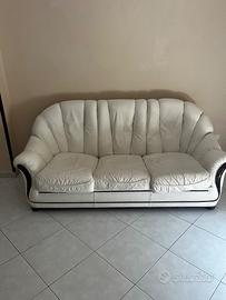 Divano letto bianco con dettagli in legno  2 metri