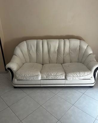 Divano letto bianco con dettagli in legno  2 metri