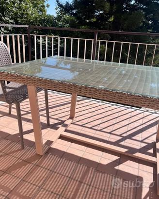 tavolo in rattan sintetico con vetro sul piano