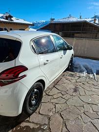 Peugeot 208 Signature 2018