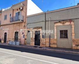Casa singola, con deposito carrabile, due cortili
