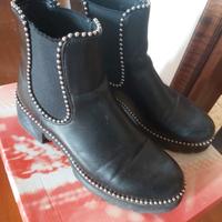 Stivaletti neri con borchie