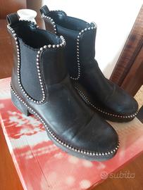 Stivaletti neri con borchie