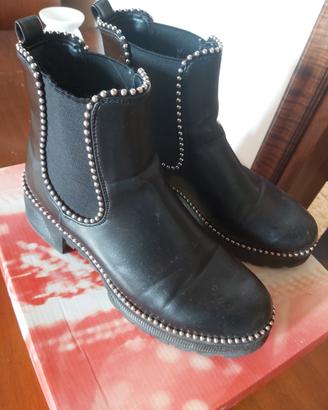 Stivaletti neri con borchie