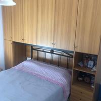 Camera da letto con ponte completa di materasso