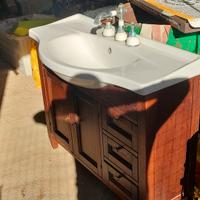 mobile in legno con lavabo